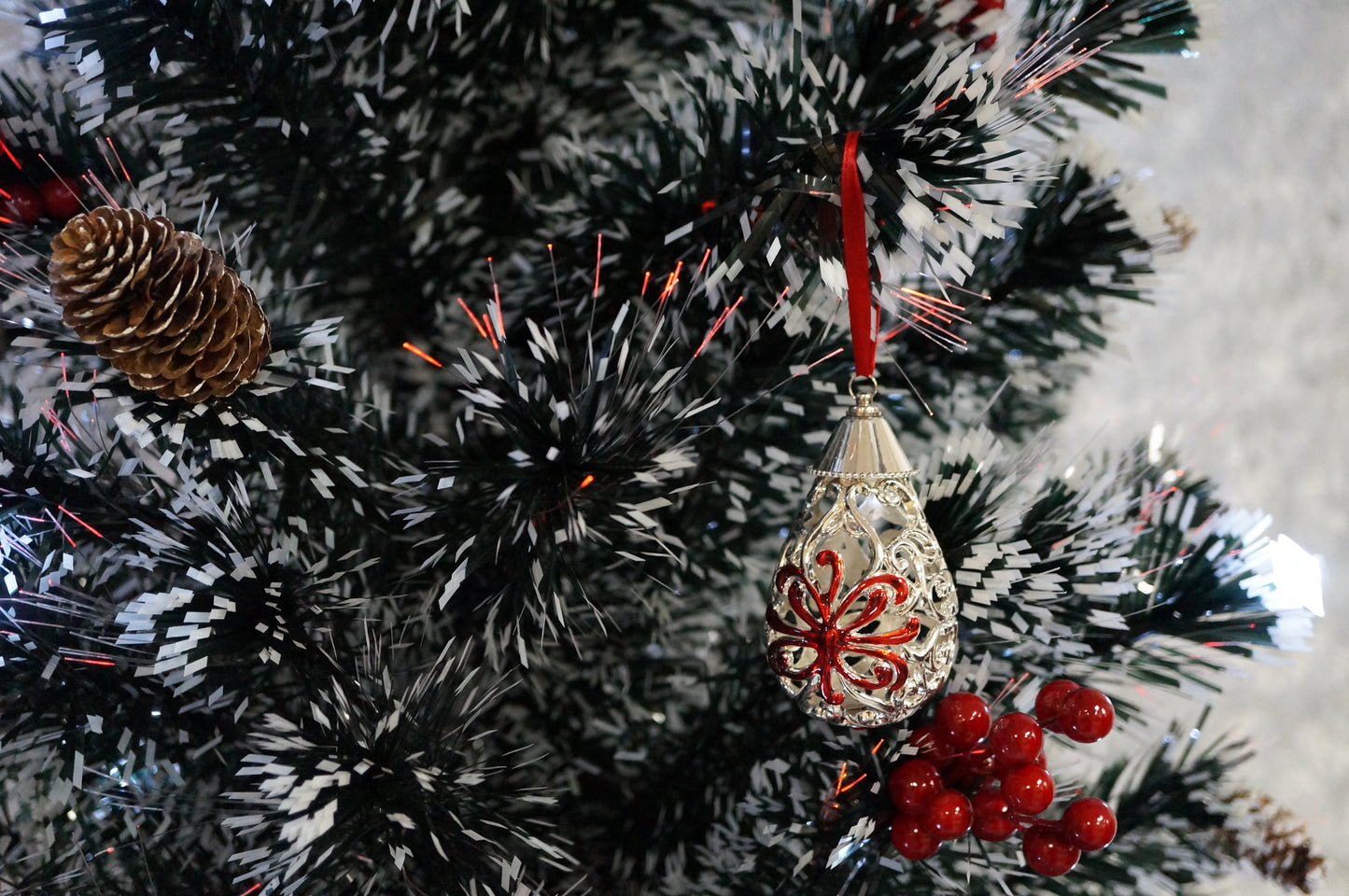 Pre-Lit 6 ft Artificial Xmas Tree with Berries, Stars and Pinecone